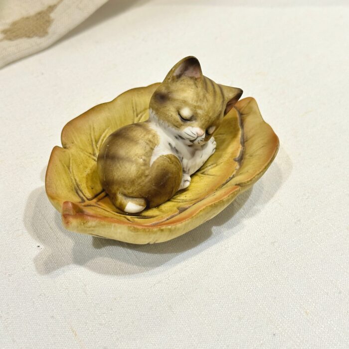 Vintage J.R. Akita Porcelain Cat Figurine - Sleeping on a Leaf - Image 3