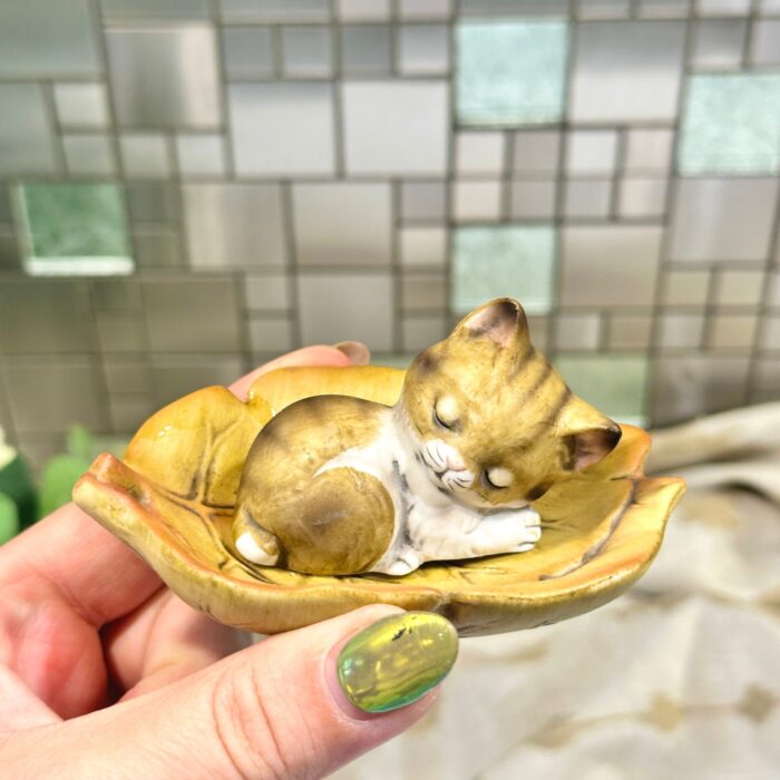 Vintage J.R. Akita Porcelain Cat Figurine - Sleeping on a Leaf - Image 7