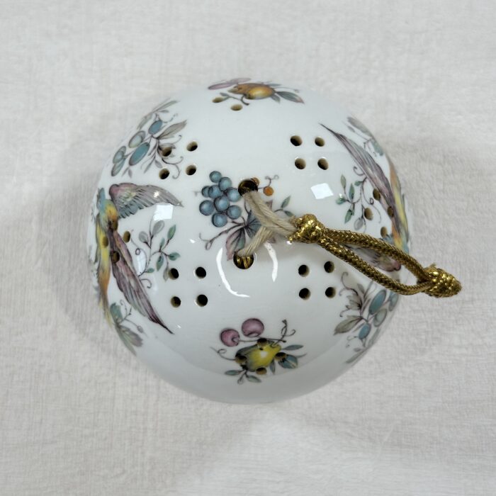 Royal Windsor Woods of Windsor Pomander Potpourri Diffuser Bird Fruit