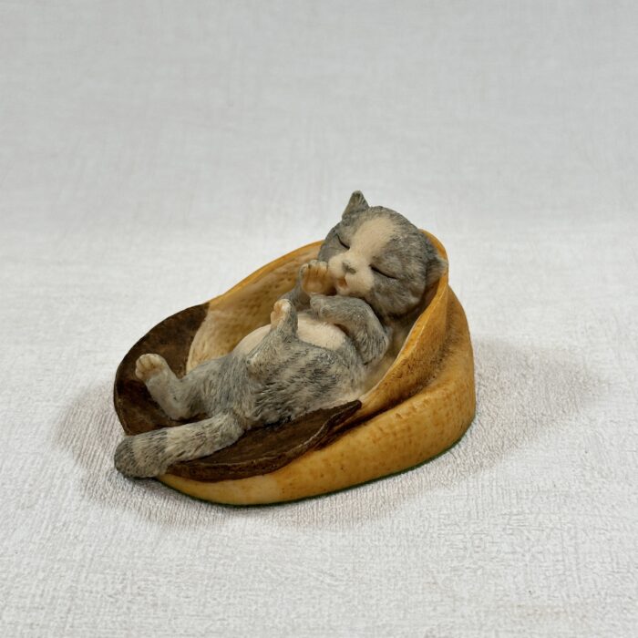 Aynsley Mastercraft Sleeping Cat Figurine 1981 Resin Hand Painted