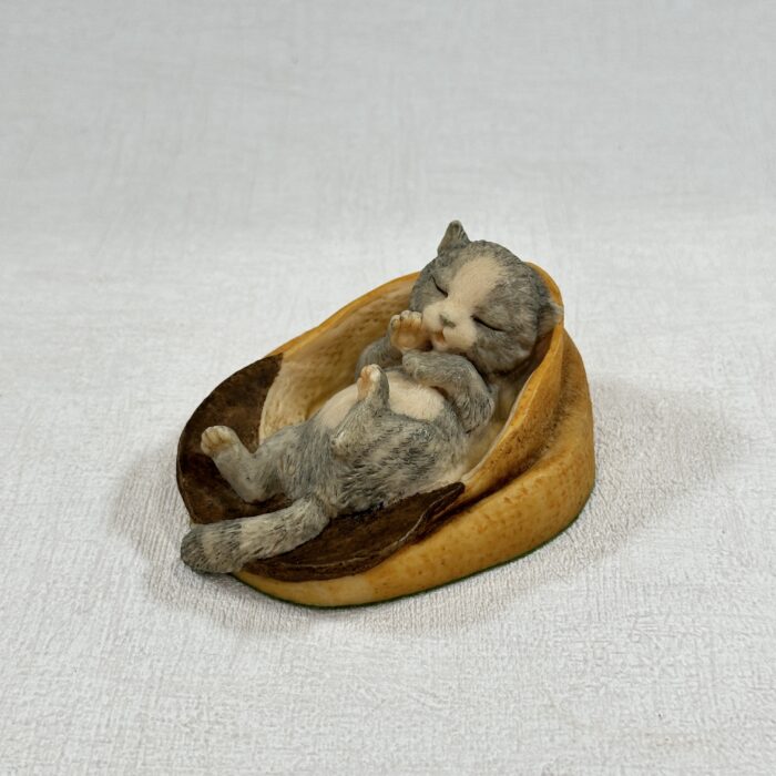 Aynsley Mastercraft Sleeping Cat Figurine 1981 Resin Hand Painted